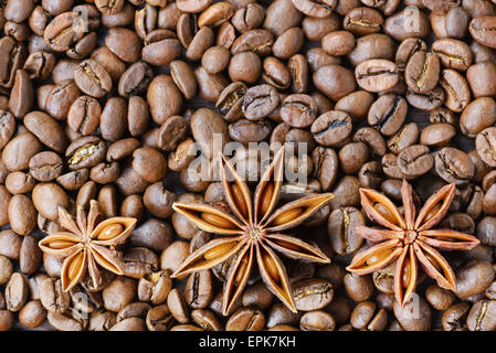 Geröstete Kaffeebohnen mit Anis Stockfoto