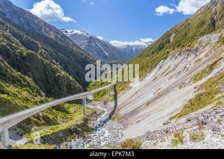 Blick auf die beeindruckende Arthurs Pass Bridge, Arthurs Pass, Canterbury, Neuseeland Stockfoto