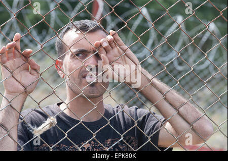 (150519)--CHIOS, 19. Mai 2015 (Xinhua)--Immigrant Einwanderer Nationalität Identification Center in Mersinidi, Chios, Griechenland, 11. Mai 2015 gilt. Chios ist eine short-Sea-Passage in der Europäischen Union gegenüber der Türkei, 8 km in einer geraden Linie. Es ist eine der Inseln, die Datenverkehr exponentiell, mit mehr als 6.000 Einwanderer gerettet auf See letztes Jahr und mehr als 5.000 in den ersten Monaten des Jahres 2015 bis Anfang Mai gesehen haben nach Angaben der Polizei der Insel. Seit über zwei Jahren jetzt, seit der Zaun an der griechisch-türkischen Grenze des Evros errichtet wurde, den Zustrom von Immigr Stockfoto