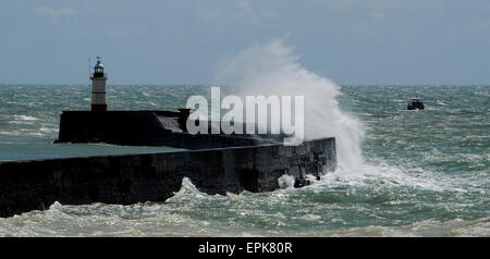 Newhaven, Sussex, UK. 19. Mai 2015. Ein kleines Fischerdorf Boot macht seinen Weg nach draußen in den Ärmelkanal bei starkem Wind wie riesige Wellen über Newhaven Hafenmauer am Leuchtturm heute abstürzen, sonnigen, aber windigen Wetter für das South Coast of Britain heute prognostiziert Stockfoto