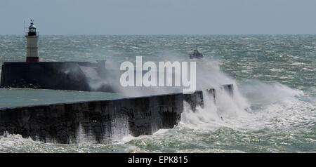 Newhaven, Sussex, UK. 19. Mai 2015. Ein kleines Fischerdorf Boot macht seinen Weg nach draußen in den Ärmelkanal bei starkem Wind wie riesige Wellen über Newhaven Hafenmauer am Leuchtturm heute abstürzen, sonnigen, aber windigen Wetter für das South Coast of Britain heute prognostiziert Stockfoto