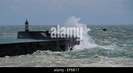 Newhaven, Sussex, UK. 19. Mai 2015. Ein kleines Fischerdorf Boot macht seinen Weg nach draußen in den Ärmelkanal bei starkem Wind wie riesige Wellen über Newhaven Hafenmauer am Leuchtturm heute abstürzen, sonnigen, aber windigen Wetter für das South Coast of Britain heute prognostiziert Stockfoto