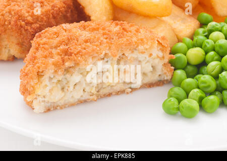 Fischkuchen mit Panierter Fisch und Kartoffeln, serviert mit Pommes Frites und Erbsen gemacht Stockfoto