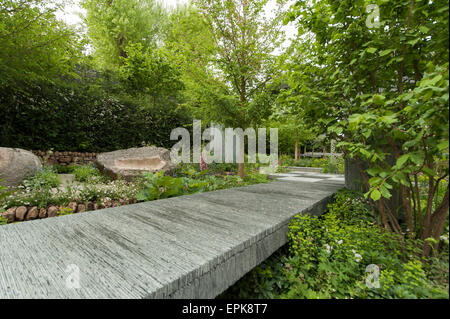 2015 RHS Chelsea Flower Show Eröffnungstag, Royal Hospital Chelsea, London, UK. 18. Mai 2015. Brewin Dolphin Garten, ein Gold Medal Winner von Darren Hawkes Landschaften mit mehr als 40.000 Stück von Hand geschnittene Schiefer bilden die Oberflächen der Plattformen entwickelt. Bildnachweis: Malcolm Park Leitartikel/Alamy Live-Nachrichten Stockfoto