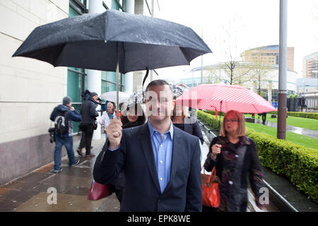 Laganside Gerichte, Belfast, UK. 19. Mai 2015.  Gay-Rights-Aktivist Gareth Lee nahm Ashers Bäckerei vor Gericht, nachdem sie sich weigerten, Backen Sie einen Kuchen mit einem pro-Homo-Ehe Motto Ion es Credit: Bonzo/Alamy Live News Stockfoto