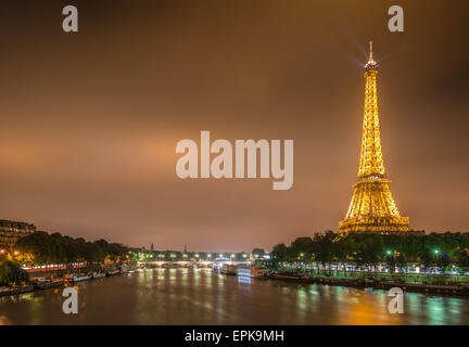 PARIS - 12. Juli 2013: Eiffelturm am 12. Juli 2013 in Paris. E Stockfoto