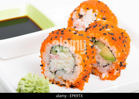 Sushi-Rollen mit Krabbenfleisch Stockfoto