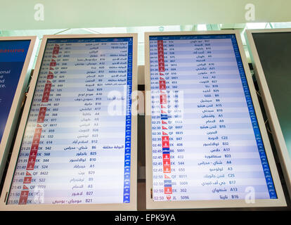 Flughafen-Board mit Depatures und Ankunftszeiten Stockfoto