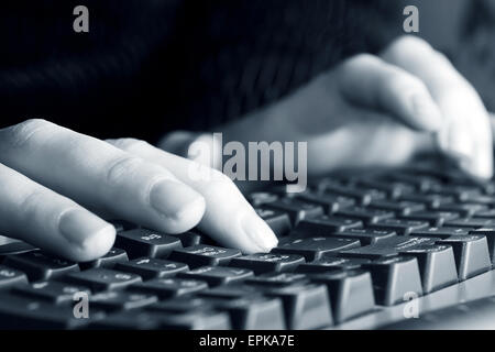 Weibliche Hände Tippen auf der Computertastatur Stockfoto