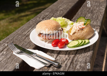 Vegetarische Kidneybean Burger in Sesam Brötchen mit Ofenkartoffel Krautsalat Tomaten Salat Gurkenscheiben als gesunder snack Stockfoto