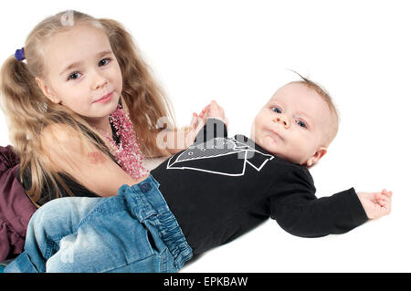 Baby Boy mit Schwester Stockfoto