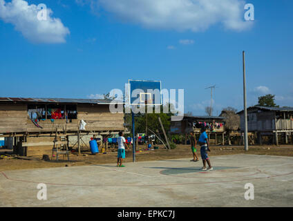Panama, Darien Provinz Alto Playona, Jugendliche spielen auf einen Basketballplatz In einem Embera-Stamm-Dorf Stockfoto