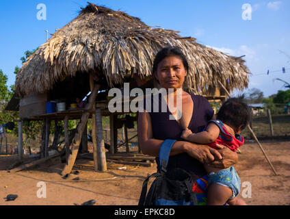 Panama, Darien Provinz Alto Playona, Frau von der einheimischen Indianerstamm der Embera mit ihrem Baby Stockfoto