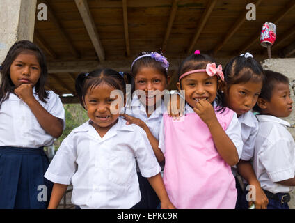 Panama, Provinz Darien, Kinder aus der einheimischen Indianerstamm der Embera In westliche Kleidung Stockfoto