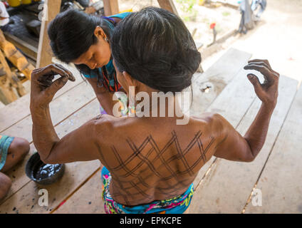 Panama, Provinz Darien, Bajo Chiquito, Frau von der einheimischen Indianerstamm der Embera ist mit Jagua Bodypaint feierlich geschmückt. Stockfoto