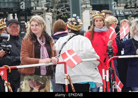 Koenigs Treue Daenische Fans Vor Dem Rathaus Warten Auf Frederik André Henrik Christian, Kronprinz Zu Daenemark, Graf von Monpezat ist der Daenische Thronfolger Mit Mary Elizabeth, Kronprinzessin von Daernemark, Graefin von Monpezat ist Die Ehefrau des Daenischen Thronfolgers, Kronprinz Frederik Ivorm Hamburger Rathaus Auf der Senatstreppe Beim Besuch in der Freien Und Hansestadt Hamburg bin Dienstag 19. Mai 2015 in Hamburg/Picture Alliance Stockfoto