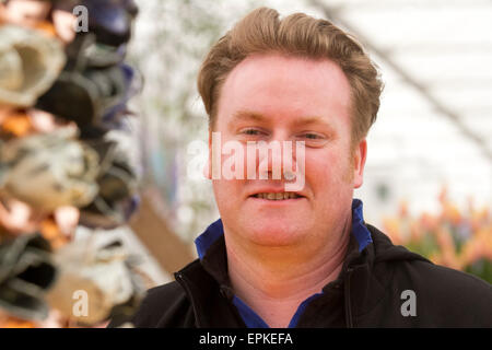 London UK. 19. Mai 2015. Künstler Paul Cummins mit seiner 8metre hoch Keramik Mohnblumen Turm Installation an die 2015 RHS Chelsea Flower Show. Paul Cummins entwickelt, die Blut Mehrfrequenzdarstellung Länder und Meere von rot in 2014 Credit: Amer Ghazzal/Alamy Live-Nachrichten Stockfoto