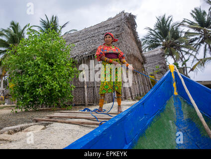 Panama, San Blas Inseln, Mamitupu, Kuna Indianerin mit einem Kanu Wit ein Seil Stockfoto