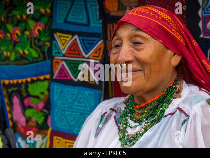 Panama, San Blas Inseln, Mamitupu, Portrait einer alten Stamm der Kuna-Frau Stockfoto