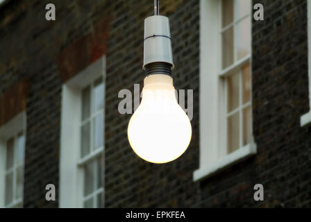 Übergroße Lampen hängen in einer Straße als Weihnachten Beleuchtung London England UK Europa Stockfoto