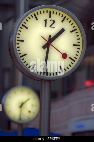 Uhren in Canary Wharf, London, GB, Europa Stockfoto