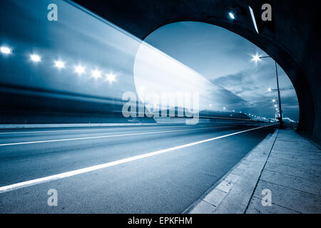 Bewegung-LKW durch den Tunnel gehen Stockfoto