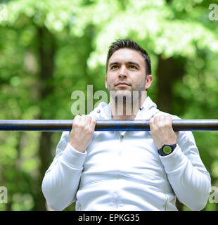 CrossFit Mann trainieren Klimmzüge auf Klimmzugstange Stockfoto