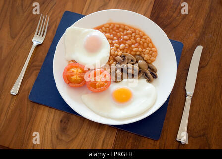 Komplettes englisches Frühstück für vegetarisch mit Tomate Eiern, Champignons und Bohnen Stockfoto