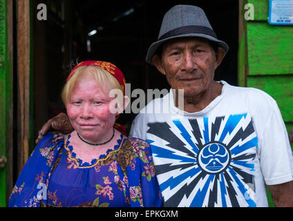 Panama, San Blas Inseln, Mamitupu, Albino-Stamm der Kuna-Frau mit ihrem Vater Stockfoto