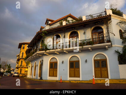 Panama, Provinz Panama, Panama-Stadt, schöne spanische Kolonialhaus mit Schmiedeeisen und Pflanzen des alten Viertels In Casco Viejo Stockfoto