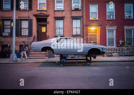 Ein Oldtimer ist bis auf einen Stand auf der Straße zu erleichtern, Wiederaufbau in Williamsburg, Brooklyn Nachbarschaft von New York am Donnerstag, 14. Mai 2015. (© Richard B. Levine) Stockfoto