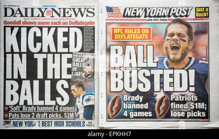 Schlagzeilen der New York Daily News und Post Zeitungen auf Dienstag, 12. Mai 2015 berichten über die Aussetzung für 4 Spiele von Tom Brady im Zusammenhang mit der entleerten Fußbälle in die New England Patriots gegen die Seattle Seahawks Super Bowl XLIX verwendet. Die NFL-Sonde ergab, dass Patrioten QB Tom Brady 'wahrscheinlich' bewusst war.  (© Richard B. Levine) Stockfoto