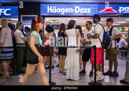 Horden von Millennials, angeheizt durch die social-Media-Buchungen, Line-up an der Häagen-Dazs-Filiale in einem Foodcourt in Pennsylvania Station in New York auf ihre "freier Kegel-Tag", Dienstag, 12. Mai 2015. (© Richard B. Levine) Stockfoto