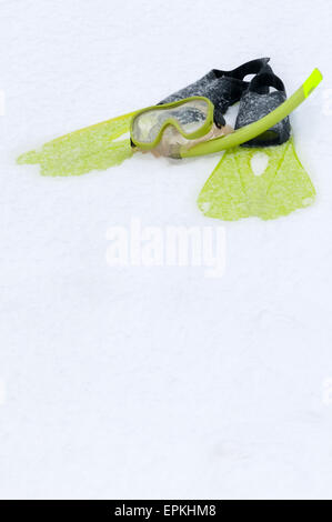 Schnorchel, Maske und Flossen auf dem Schnee Stockfoto