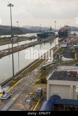 Panama, Provinz Panama, Panama-Stadt, Containerschiff auf der Durchreise die Miraflores Schleusen In den Panama-Kanal Stockfoto