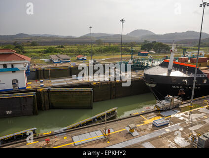 Panama, Provinz Panama, Panama-Stadt, Containerschiff auf der Durchreise die Miraflores Schleusen In den Panama-Kanal Stockfoto