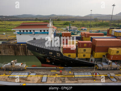 Panama, Provinz Panama, Panama-Stadt, Containerschiff auf der Durchreise die Miraflores Schleusen In den Panama-Kanal Stockfoto