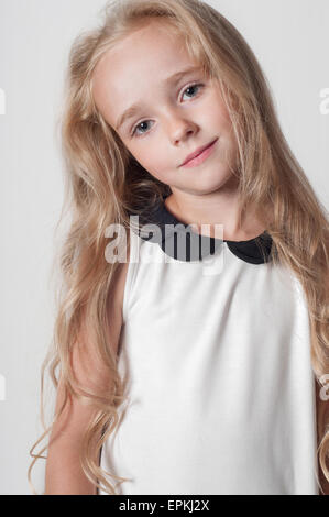 Kleine süße Mädchen im weißen Kleid Stockfoto