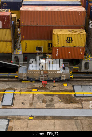 Panama, Provinz Panama, Panama-Stadt, Containerschiff auf der Durchreise die Miraflores Schleusen In den Panama-Kanal Stockfoto