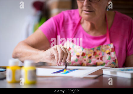 Frau, die ein abstraktes Bild malen Stockfoto