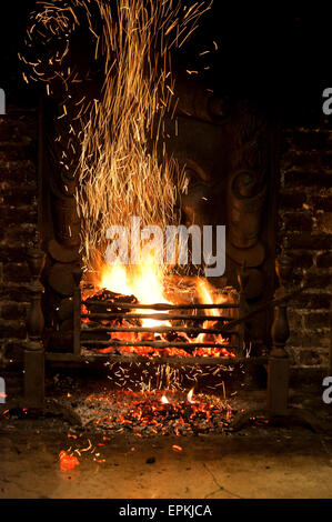 Feuer Flammen isoliert auf weißem Hintergrund hautnah Stockfoto, Bild