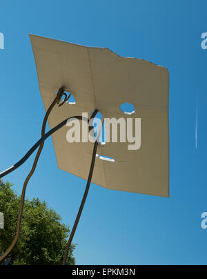 David und Goliath-Skulptur von Antoni Llena. Flache Metall-Gesicht Skulptur in Barcelona, Spanien. Stockfoto