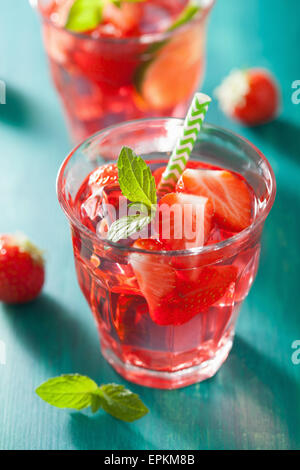 Sommer-Erdbeer-Limonade mit Limette und Minze Stockfoto