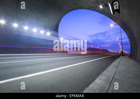 Bewegung-LKW durch den Tunnel gehen Stockfoto