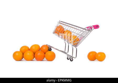 Einkaufswagen voller Orangen isoliert auf weiss Stockfoto