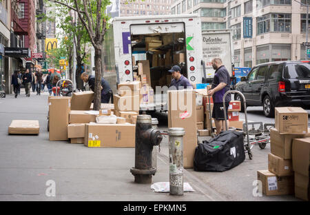 FedEx-Mitarbeiter sortieren Lieferungen im Stadtteil Chelsea in New York auf Freitag, 15. Mai 2015. (© Richard B. Levine) Stockfoto