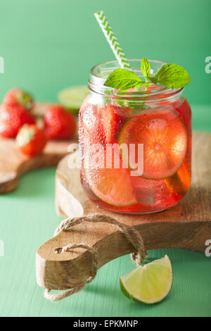 Sommer-Erdbeer-Limonade mit Limette und Minze in Gläsern Stockfoto