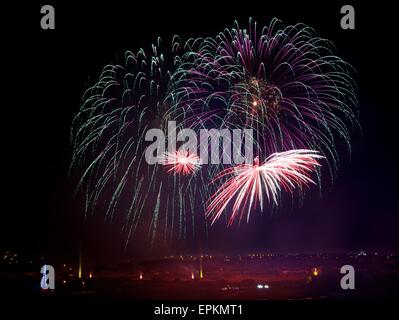 Feuerwerk. Buntes Feuerwerk mit Valletta Hintergrund, große Explosion, Haus Licht, grüne Reflexionen auf dem Wasser in Valletta, Tanne Stockfoto