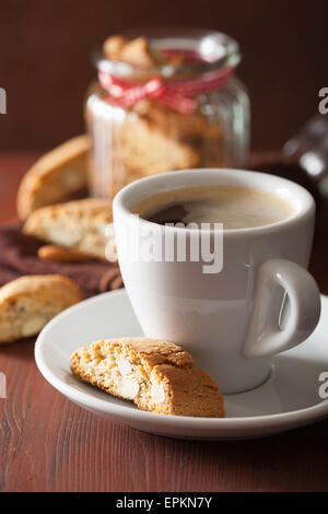 traditionelle italienische Cantuccini Kekse und Kaffee Stockfoto