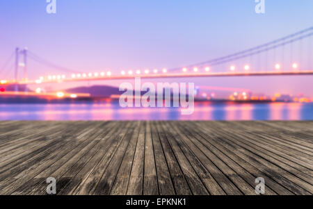 Verschwommene Brücke Lichter und Bürogebäude Stockfoto